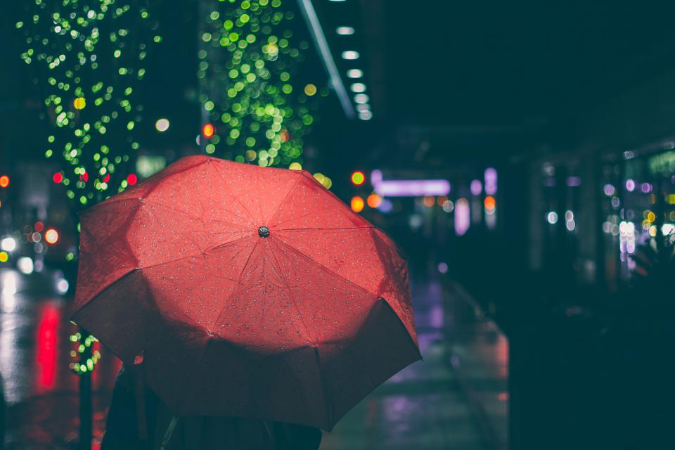 雨の街で差す赤い傘